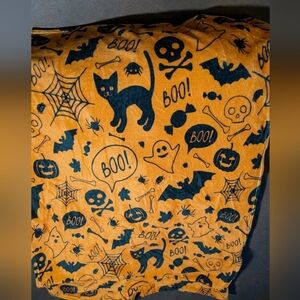 Boutique Halloween Themed Orange and Black Throw Blanket (EUC)